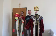 Herody z Sygontki Paweł Radło (w okularach) i Bartłomiej Bochenek stroje potrzebne do przedstawienia robili sami, a potem uczyli tego innych