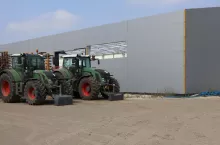 Duże możliwości przechowalnicze (sześć silosów, magazyn płaski, w budowie hala na zdjęciu o pow. 1350 mkw) pozwalają w jakimś stopniu uniezależnić się od niekorzystnych wahań koniunktury związanych z wojną w Ukrainie