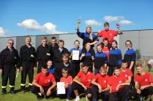 Młodzieżowa Drużyna Pożarnicza z pucharami za zajęcie I miejsca w Gminnych Zawodach Sportowo-Pożarniczych