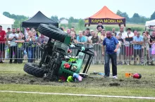 Kraksa ciągnika SAM wyglądała bardzo niebezpiecznie. Mocna konstrukcja kabiny spowodowała, że operator wyszedł z niej bez szwanku.