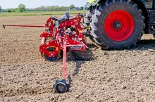 Opatentowana adaptacja głębokości roboczej Rotago z pchaną przekładnią umożliwia regulację bez konieczności ponownej regulacji 3-punktowego układu zawieszenia ciągnika lub tylnego wału z kabiny.