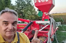 Waldemar Pawlak własnoręcznie przebudowuje siewnik do polonów z Agro Maszu