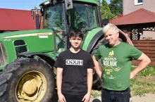 Zdaniem Krzysztofa Szaciło, ubywa gospodarstw mlecznych, a on jest ostatnim producentem mleka na wsi, jednak ma syna, który podziela jego pasję do rolnictwa.