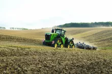 Pierwszy traktor John Deere 9620RX trafił do kombinatu w 2017 roku. Dzisiaj ma nakręconych ponad 8500 motogodzin.