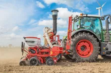 Optima F z sekcjami siewnym SX. Przy rozstawie rzędów 45 cm
i normie wysiewu 35 ziaren rzepaku na m2 pracowaliśmy z prędkością 10 km/h.