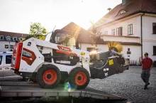 Wolontariusze korzystali z floty sprzętu Bobcat, aby pracować łatwiej i wydajniej.