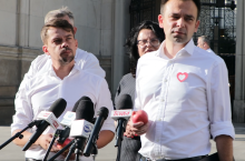 Michał Kołodziejczak (z lewej) odpowiada na pytanie