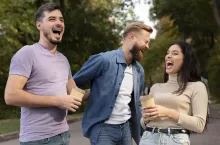 Śmiech to zdrowie – we wszelkich możliwych aspektach. Leczy ciało, uwalnia od bólu fizycznego i psychicznego, stymuluje odporność i zbliża do siebie ludzi