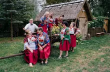 Gospodynie gościnnie spotykają się w Staro Chacie w Jaźwiu – minimuzeum stworzonym przez pasjonata wsi