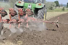 Pieniądze w ramach ekoschematu „Wymieszanie słomy z glebą” można otrzymać za wymieszanie całej słomy po zbiorze plonu głównego lub jej przyoranie