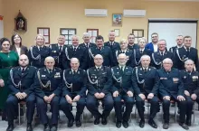 Walne zebranie OSP Mostki w 2023 r. Druhny i druhowie oraz zaproszeni goście.