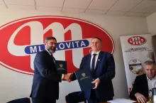 Od prawej: Dariusz Sapiński, prezes Grupy Mlekovita oraz Michał Kuczmierowski, prezes Rządowej Agencji Rezerw Strategicznych