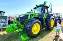 Nowością w John Deere 7R jest to, że na przednią oś można zamontować opony o szerokości 710 mm. W dotychczasowej generacji największe opony mocowane na przód miały 650 mm szerokości