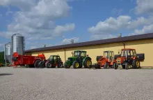 907058