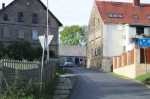 Pierwsza wzmianka o Starych Jaroszowicach pochodzi z XIV wieku. Wówczas wąskie na 3–4 m drogi w zupełności wystarczały do transportu. Dziś sprawiają ogromne problemy