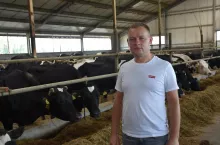 – Zdecydowaliśmy się na posadzkę rusztową oraz maty legowiskowe ze względu na wygodę i mniejszą pracochłonność. Nie ścielimy legowisk i nie musimy wypychać obornika –​ przyznał młody rolnik.