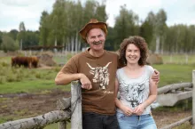 Lechosław Zimniak z córką Weroniką – z pasji i z pasją prowadzą stado salersów – rasy wciąż nielicznej i niedocenianej w Polsce.