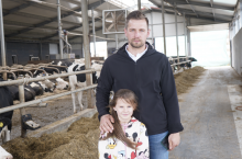 Bartłomiej Mówiński prowadzi swoje gospodarstwo od 2019 roku, kontynuując tym samym wieloletnie hodowlane tradycje rodziny.