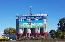 W gospodarstwie Tadeusza i Kamila Szymańczaków zawisł ogromny baner na silosach z bardzo wymowną grafiką.