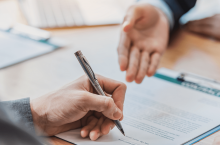 Podpisanie umowy o pracę wiąże się z prawami i obowiązkami.