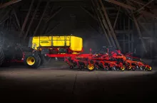 Firma Väderstad opracowała mniejszą wersję, znanego Ameryce Północnej i Australii, siewnika Seed Hawk z myślą o europejskich gospodarstwwach.