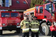 OSP w Szklarach Dolnych wyjeżdża do akcji ratunkowych już w ubraniach piaskowych, jak na zdjęciu (od lewej) Krystian Dziki i Dariusz Pielech