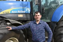 – Będziemy stopniowo przechodzić z balotów na pryzmę. To nie tylko kwestia oszczędności czasu, ale przede wszystkim wyrównanej i jednolitej paszy – przyznaje rolnik. 