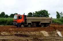 Sąsiad chce nawieźć ziemi i podwyższyć działkę. Czy można temu się zapobiec?