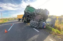 Duży ciągnik wpadł do rowu
