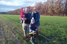 Maciej Mucha wraz z żoną i dziećmi