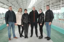 Od lewej: Dariusz Szmigiel, Magdalena Woźniak – kierownik skupu SM Ryki, Barbara Szmigiel, Leszek Rojek – instruktor skupu SM ryki, oraz dzieci gospodarzy Paulina i Przemysław