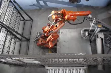 robot wypadek w sortowni