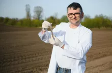 &lt;p&gt;Badanie gleby to nie wróżenie z fusów. Wynik analizy pozwala na rozsądne gospodarowanie nawozami, co zapewnia jakość gleby i ochronę środowiska, także na obszarze położonym daleko za gospodarstwem.&lt;/p&gt;
