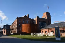 Konferencję ”Jak chronić plantacje buraka cukrowego? Chwościk i inne agrofagi.” zorganizował Krajowy Związek Plantatorów Buraka Cukrowego w obiektach byłej Cukrowni w Żninie. Warto przypomnieć, że produkcja cukru w wybudowanej w 1894 r. Cukrowni w Żninie trwała do 2004 r. Przez dziesięciolecia stanowiła ona przemysłową chlubę regionu, jednak w 2004 r. władze ówczesnej Krajowej Spółki Cukrowej zdecydowały o jej zamknięciu. Obecnie teren dawnej cukrowni sprzedanej w 2015 r. przez KSC prywatnemu inwestorowi jest pieczołowicie rewitalizowany