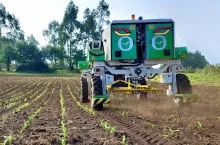 Precyzyjne działanie robotów zapewnia wysoką jakość pracy, oferując większą elastyczność w reagowaniu we właściwym czasie i powodując mniejsze zagęszczenie gleby.