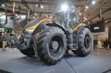 Flagowy traktor Valtra S416 ma moc 420 KM. Jego produkcję przeniesiono z Beauvais we Francji (AGCO) do Suolahti w Finlandii.