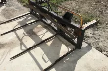 Dzięki dodatkowej belce połączonej z dwoma siłownikami hydraulicznymi bele zsuwają się z wideł bez problemu.