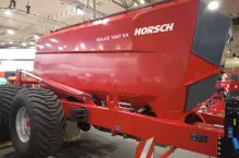 898906