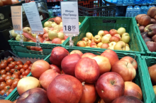 Jabłka na targowisku w Ukrainie
