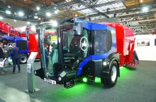 Przedstawicielem nowej gamy paszowozów na prąd jest model eTruck 2012-18 z dwoma pionowymi ślimakami umieszczonymi w zbiorniku o pojemności 18 m3. Ta maszyna była prezentowana na targach w Hanowerze. Ma 2,4 metra szerokości i 2,75 m wysokości. Waży 9 ton