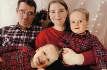 Michał i Agata Grabowscy z Olafem (po prawej) i Julianem. Dystrofia postępuje u Olafa z dnia na dzień. Żebymożna ją było nie tylko powstrzymać, ale zawrócić jej bieg, Olaf potrzebuje naszego wsparcia finansowego