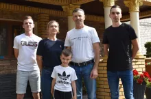 Po 4 latach użytkowania rolnicy niczego nie zmieniliby w swojej wolnostanowiskowej oborze. Wcześniej utrzymywali 32 krowy w warunkach uwięziowych, a dziś mają ich 120. Pomimo dużego wzrostu produkcji oraz liczebności pogłowia bydła, czas jaki muszą poświęcić przy obsłudze stada jest podobny.