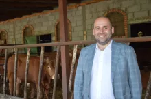 Dawid Kowalczyk, hodowca bydła i właściciel Polskiej Agencji Pozyskiwania Funduszy Unijnych. 