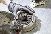 Najpierw turbosprężarka jest rozkładana na poszczególne części. Na tym etapie należy, m.in. zdjąć łożyska wału i łopatki o zmiennej geometrii (jak w sprężarce na powyższym zdjęciu). Regulowane łopatki kontrolują przepływ spalin do wirnika turbiny. W ten sposób turbosprężarka reaguje na zmienne natężenie przepływu spalin, aby zminimalizować efekt tzw. turbodziury.