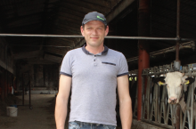 Pan Stanisław twierdzi, że lepsze wyniki produkcyjne uzyskuje u zwierząt utrzymywanych w stanowiskach, ale krowy w części wolnostanowiskowej mają większy komfort.