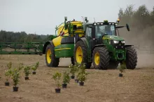 John Deere prezentuje opryskiwacz z opryskiem punktowym.