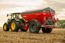 RCW Plus H to największe w ofercie firmy Unia jednoosiowe rozsiewacze do wysiewu zarówno nawozów granulowanych, jak i wapna.