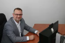 Dr Radosław Olszewski po przejęciu firmy ADOB przez Nouryon został powołany na stanowisko prezesa. Zastąpił wieloletniego prezesa i właściciela ADOB – Adama Nawrockiego.