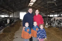 – Z robotów jesteśmy zadowoleni, bo ułatwiają nam pracę. Pierwszy z robotów w ciągu dnia podgarnia paszę co godzinę, a w nocy ma dłuższe przerwy. Drugi znacznie poprawił poziom higieny na posadzce szczelinowej, dzięki czemu racice są suche, co przełożyło się na ograniczenie występowania kulawizn – stwierdził Piotr Trąpczyński.