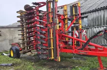 Wielobelkowy agregat talerzowy z przednim wałem nożowym i podwójnymi tylnymi wałami pierścieniowymi służy do mieszania gnojowicy z glebą oraz roprawiania gleby
przed siewem kukurydzy.